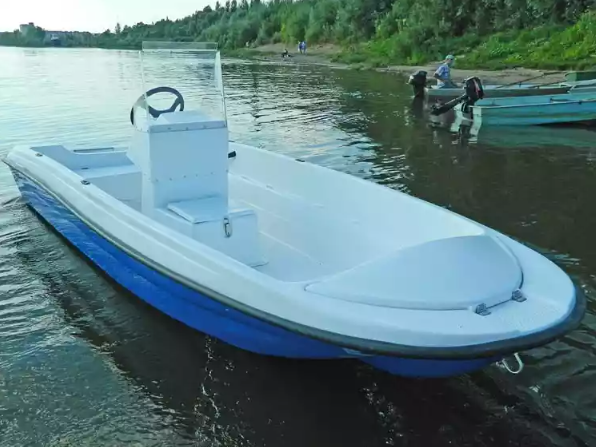 Стеклопластиковая лодка Пингвин с консолью (тримаран) в Новокузнецке