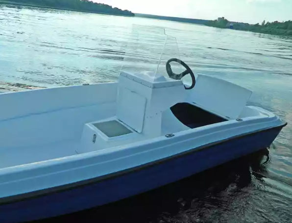 Стеклопластиковая лодка Пингвин с консолью (тримаран) в Новокузнецке