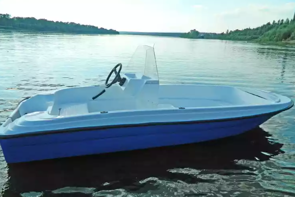 Стеклопластиковая лодка Пингвин с консолью (тримаран) в Новокузнецке
