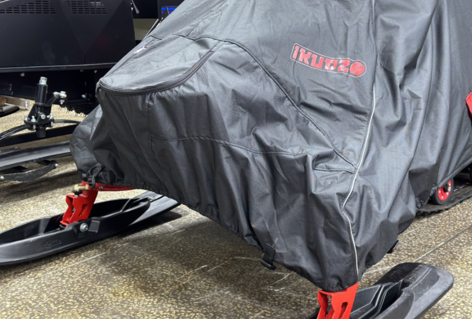 Чехол транспорт. снегохода IKUDZO HUNTER черно-красный Оксфорд ПРЕМИУМ качества с лого IKUDZO в Новокузнецке