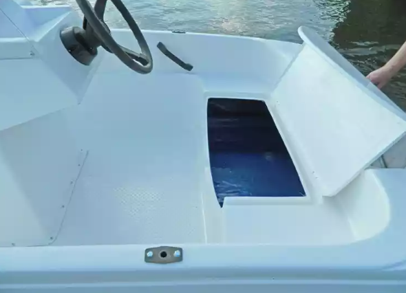 Стеклопластиковая лодка Пингвин с консолью (тримаран) в Новокузнецке